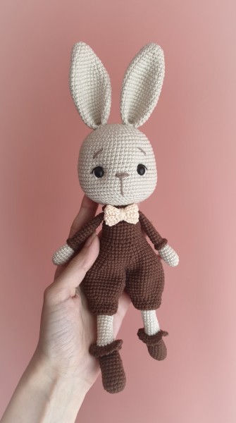 Nertas rankų darbo kiškutis su peteliške (31cm)
