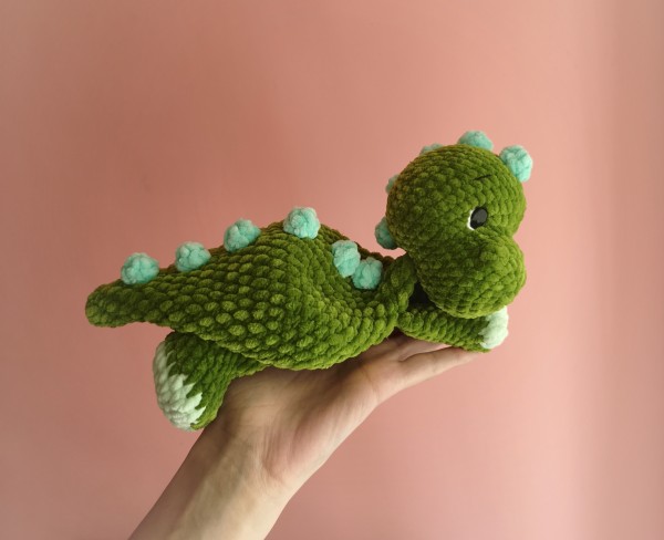 Rankų darbo migdukas dinozauras (25 cm)