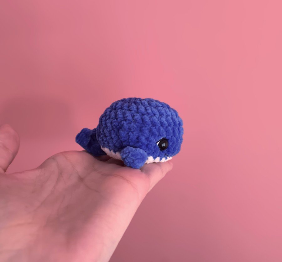 Rankų darbo banginukas – žaisliukas / pakabukas (10cm)