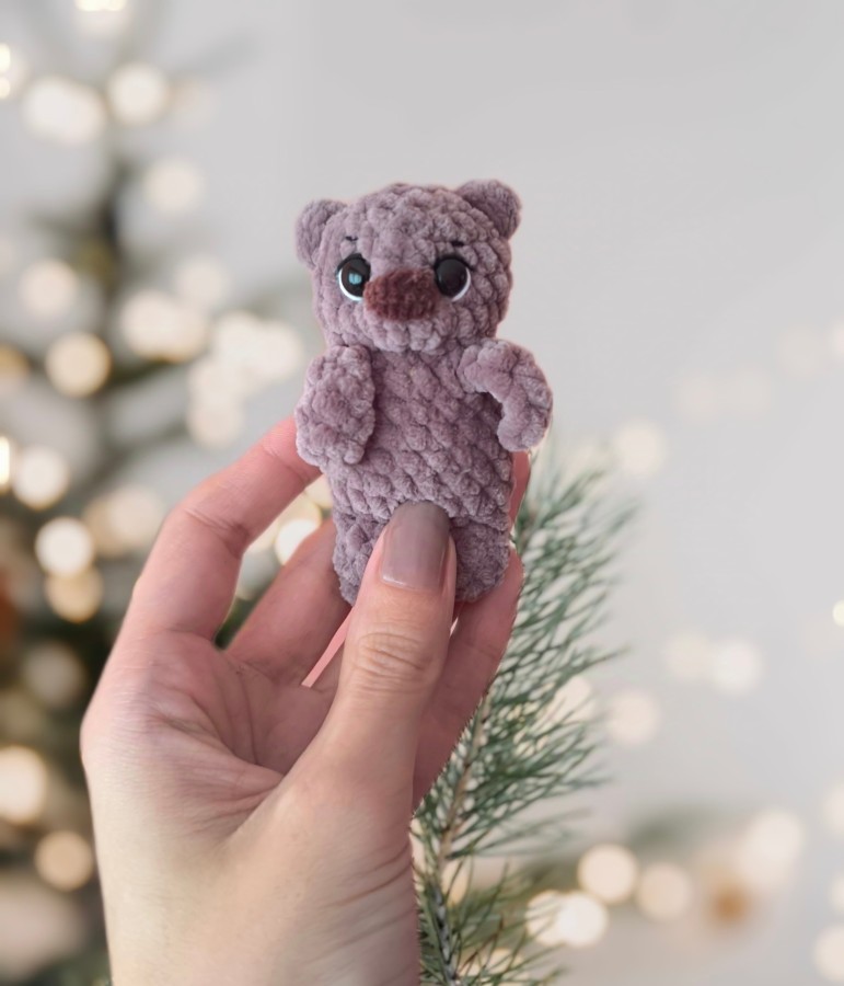Rankų darbo nertas mažas meškiukas (9cm)