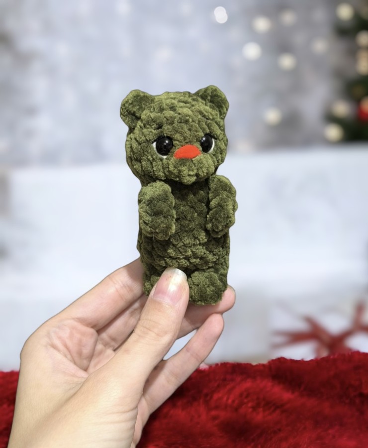 Rankų darbo nertas mažas meškiukas (9cm)