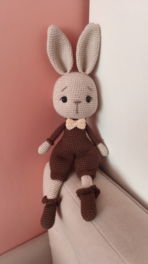 Nertas rankų darbo kiškutis su peteliške (31cm)