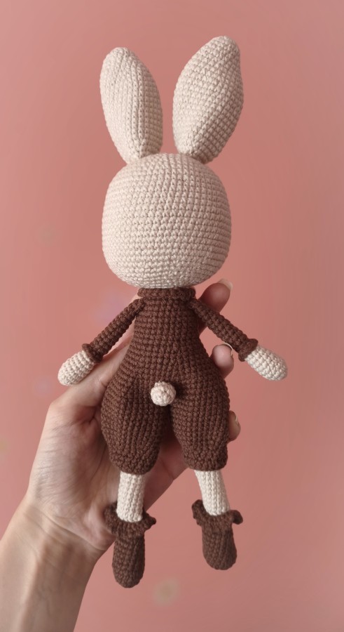 Nertas rankų darbo kiškutis su peteliške (31cm)