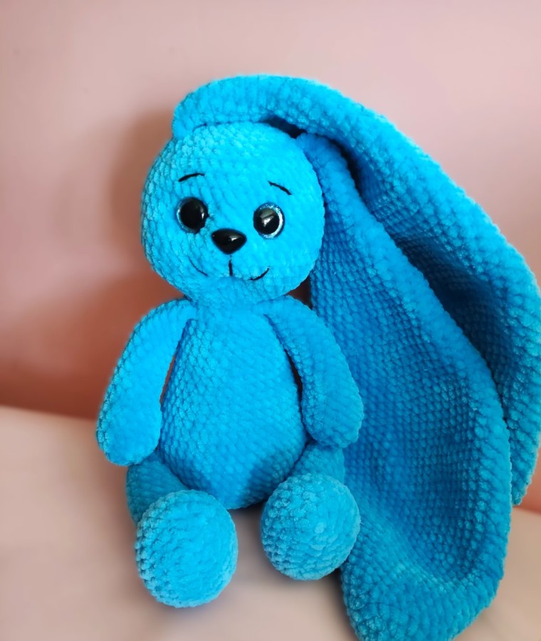 Rankų darbo vienspalvis ilgaausis zuikis (30 cm)