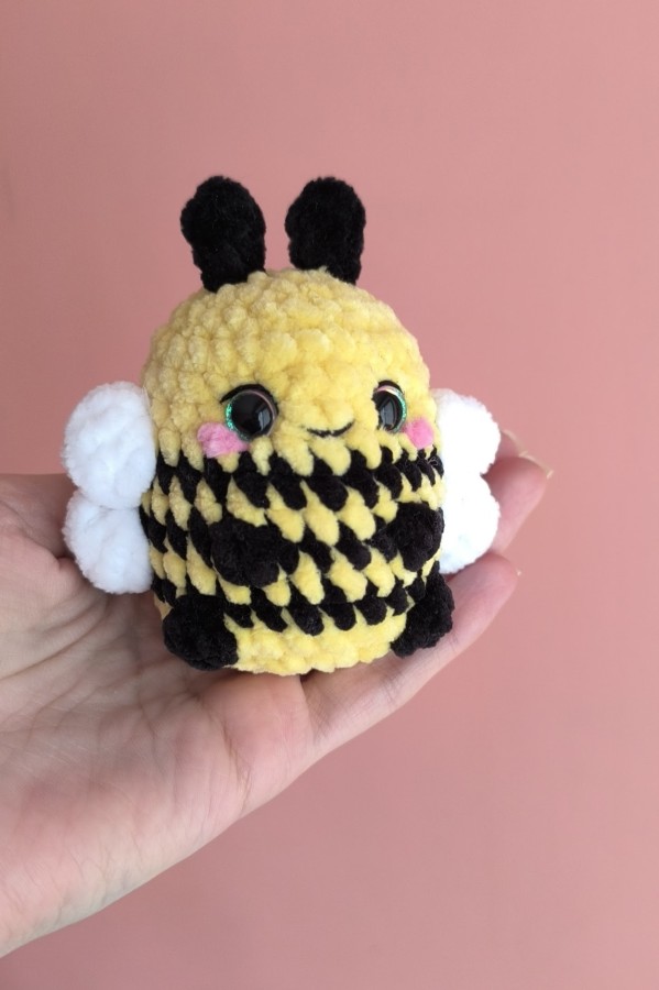 Rankų darbo nerta bitutė (10cm)
