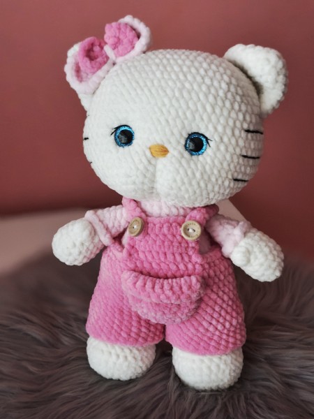 Rankų darbo nerta katytė su kombinezonų (27cm)