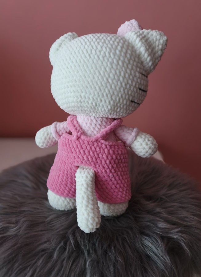 Rankų darbo nerta katytė su kombinezonų (27cm)
