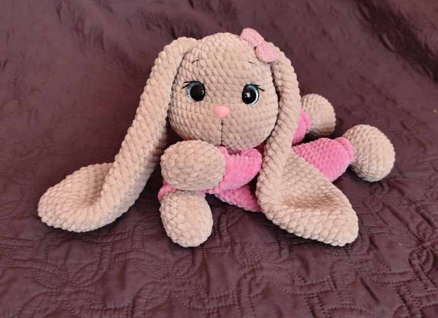 Rankų darbo pliušinis migdukas zuikutis (34cm)