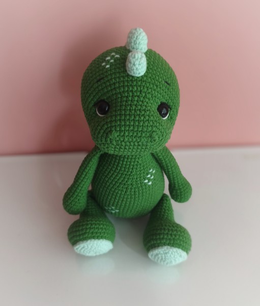 Nertas dinozauriukas "Tobis"-rankų darbo žaisliukas (25 cm)