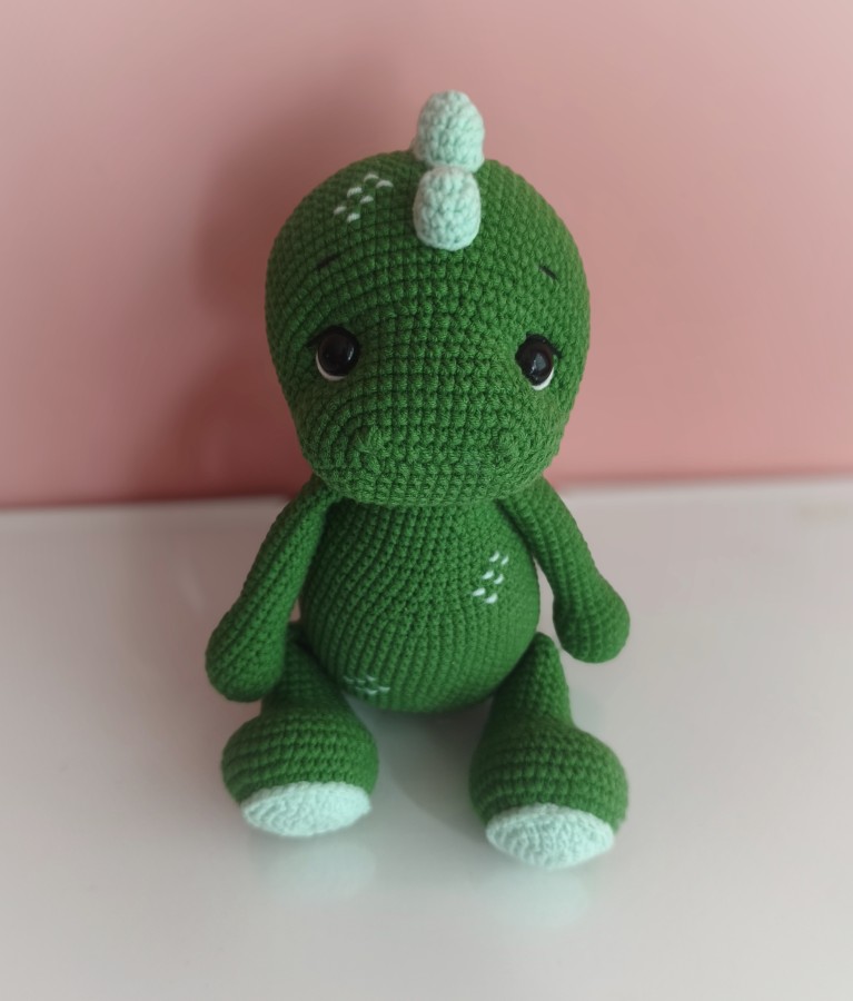 Nertas dinozauriukas "Tobis"-rankų darbo žaisliukas (25 cm) Nertas dinozauriukas "Tobis"-rankų darbo žaisliukas (25 cm)