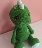 Nertas dinozauriukas "Tobis"-rankų darbo žaisliukas (25 cm) Nertas dinozauriukas "Tobis"-rankų darbo žaisliukas (25 cm)