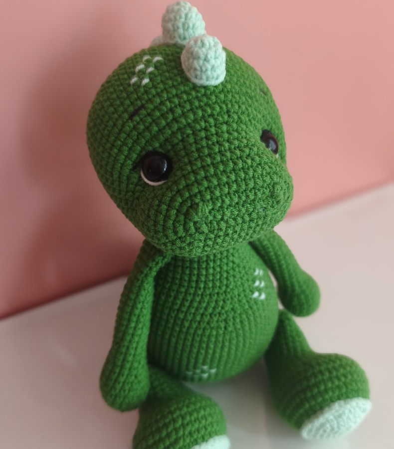 Nertas dinozauriukas "Tobis"-rankų darbo žaisliukas (25 cm) Nertas dinozauriukas "Tobis"-rankų darbo žaisliukas (25 cm)