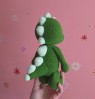 Nertas dinozauriukas "Tobis"-rankų darbo žaisliukas (25 cm) Nertas dinozauriukas "Tobis"-rankų darbo žaisliukas (25 cm)