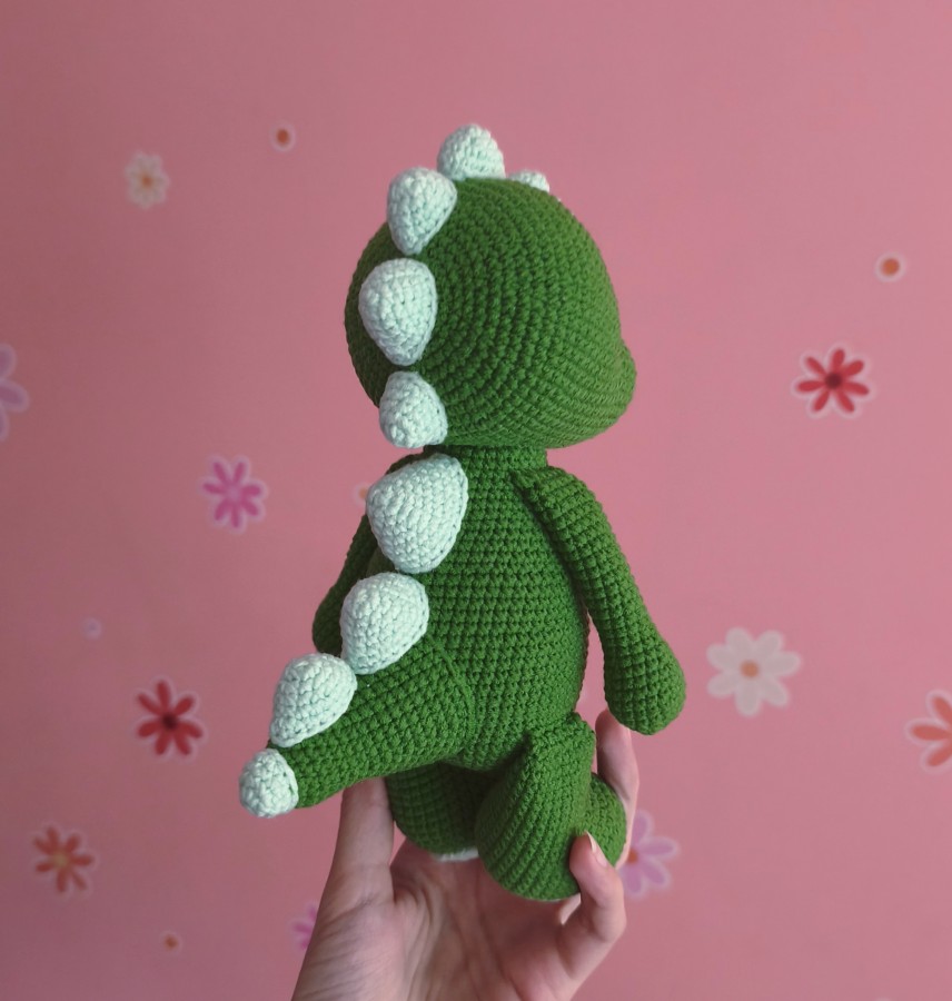 Nertas dinozauriukas "Tobis"-rankų darbo žaisliukas (25 cm) Nertas dinozauriukas "Tobis"-rankų darbo žaisliukas (25 cm)