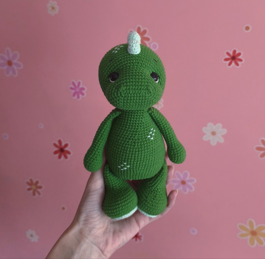 Nertas dinozauriukas "Tobis"-rankų darbo žaisliukas (25 cm) Nertas dinozauriukas "Tobis"-rankų darbo žaisliukas (25 cm)