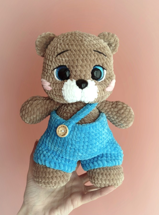 Nertas meškiukas Timis su mėlynais šortukais (28 cm) Nertas meškiukas Timis su mėlynais šortukais (28 cm)