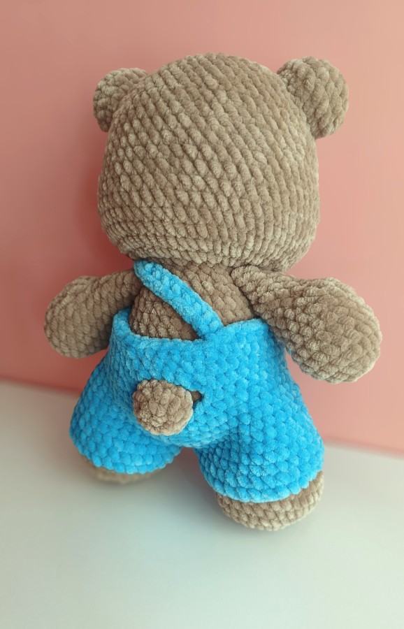 Nertas meškiukas Timis su mėlynais šortukais (28 cm) Nertas meškiukas Timis su mėlynais šortukais (28 cm)