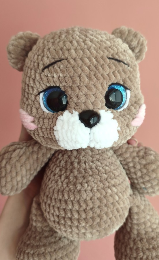 Nertas meškiukas Timis su mėlynais šortukais (28 cm) Nertas meškiukas Timis su mėlynais šortukais (28 cm)