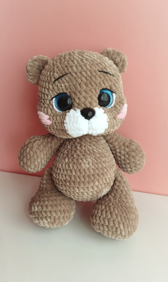 Nertas meškiukas Timis su mėlynais šortukais (28 cm) Nertas meškiukas Timis su mėlynais šortukais (28 cm)