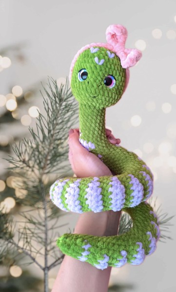 Rankų darbo nerta gyvatė (20cm)