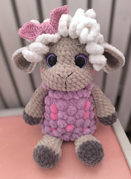 Rankų darbo nerta avytė Liusi (24cm)