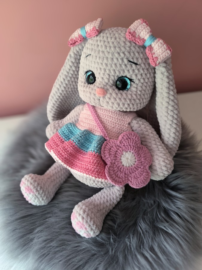 Rankų darbo nerta zuikutė su aksesuarais "Mia" (33cm)