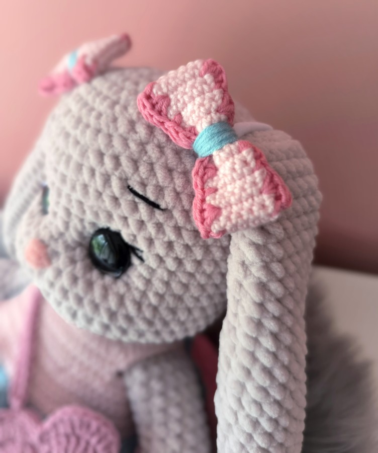 Rankų darbo nerta zuikutė su aksesuarais "Mia" (33cm)
