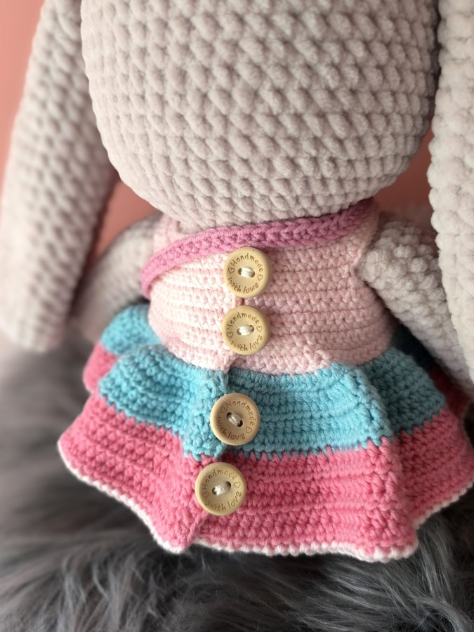 Rankų darbo nerta zuikutė su aksesuarais "Mia" (33cm)