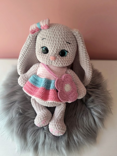 Rankų darbo nerta zuikutė su aksesuarais "Mia" (33cm)