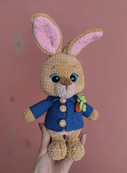 Rankų darbo nertas triušis su mėlynu švarkeliu (30 cm)