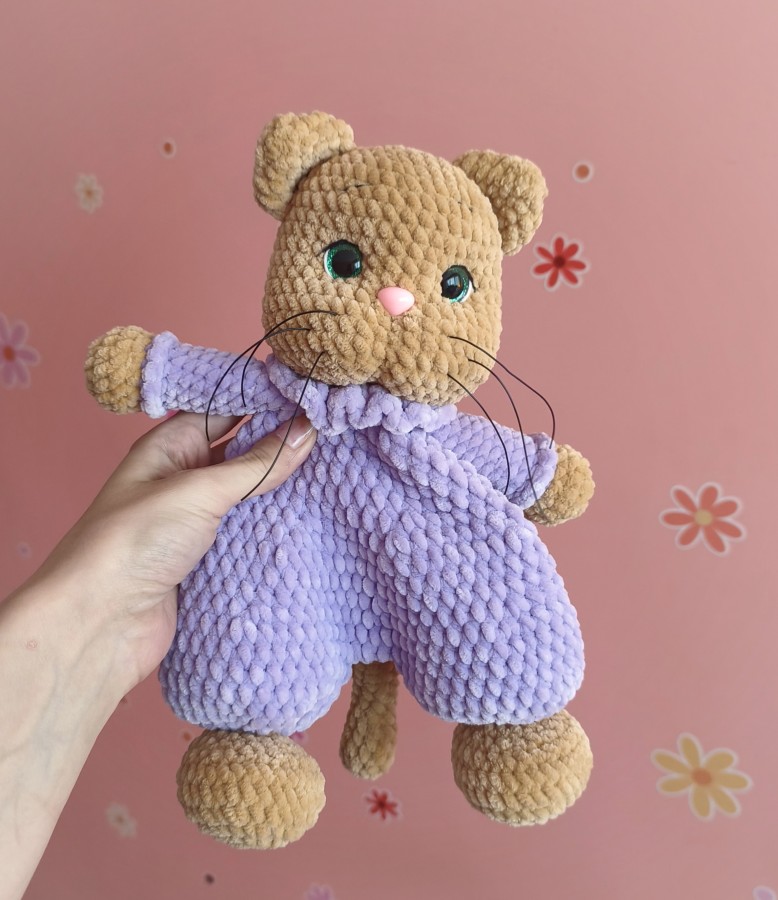 Rankų darbo pliušinis migdukas „Katinėlis“ (32cm) Rankų darbo pliušinis migdukas „Katinėlis“ (32cm)