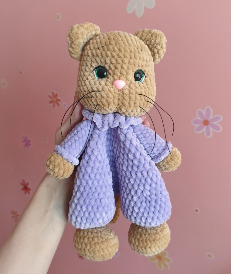 Rankų darbo pliušinis migdukas „Katinėlis“ (32cm) Rankų darbo pliušinis migdukas „Katinėlis“ (32cm)